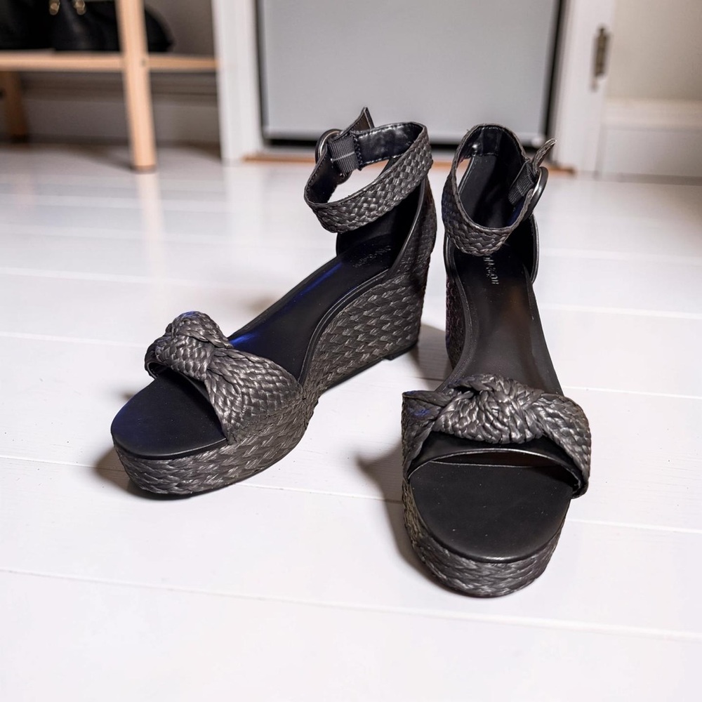 On 34TH NWT Sz 10.5 Pretty Black Woven Wedge Sandals (SH269)